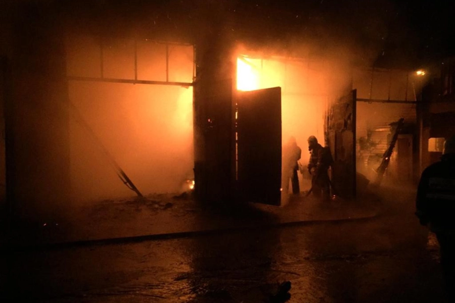 В Алматы при пожаре на СТО сгорело 20 автомобилей - фото, видео 