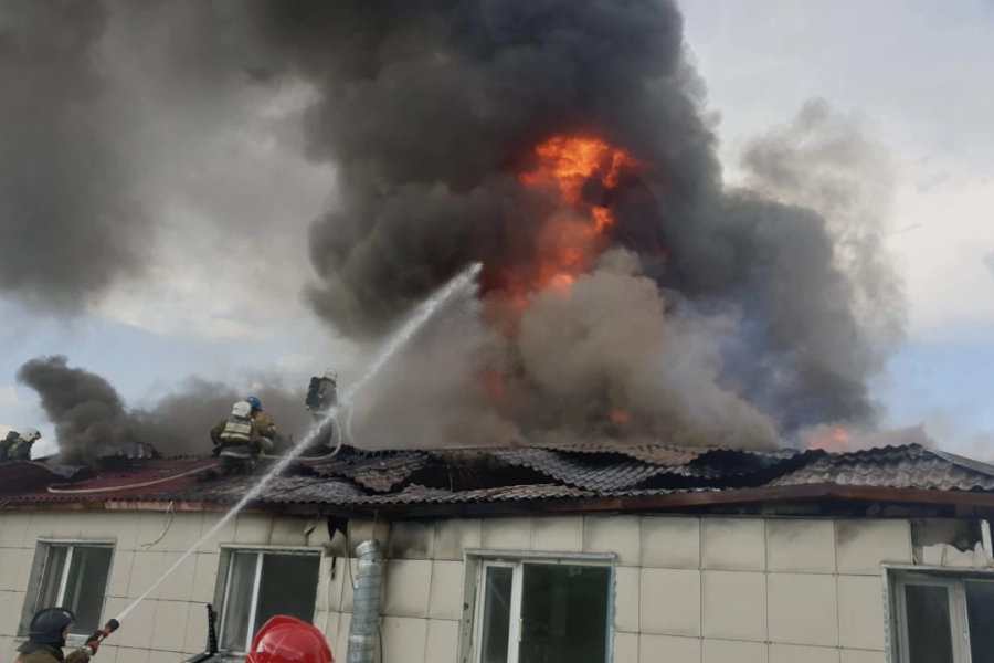 В Нур-Султане горели барачные помещения - видео 