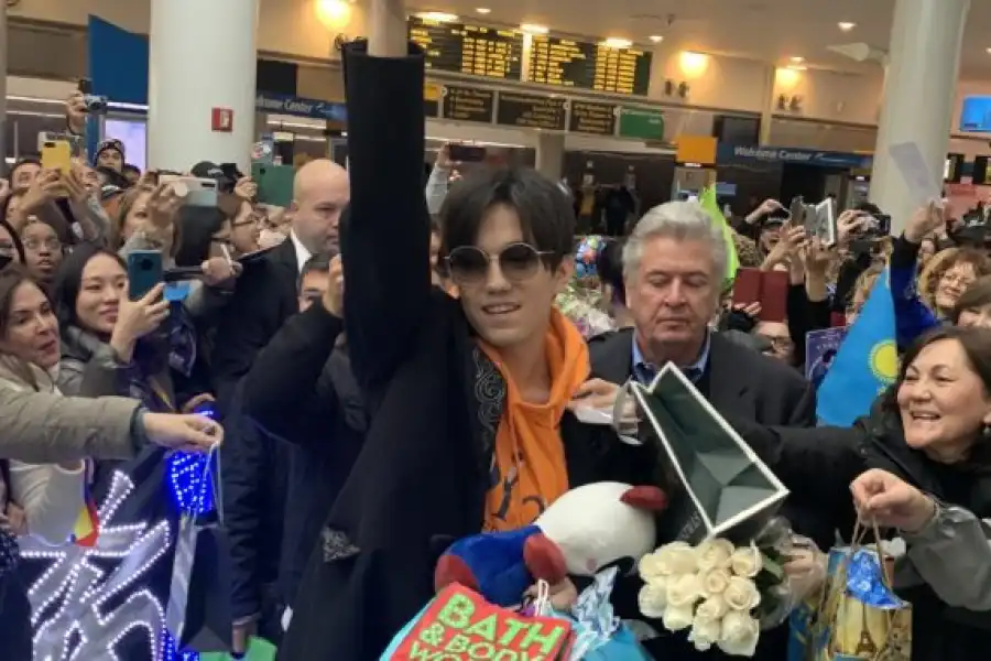 Димаш в казахском камзоле прилетел в Нью-Йорк, фанаты скандировали его имя 