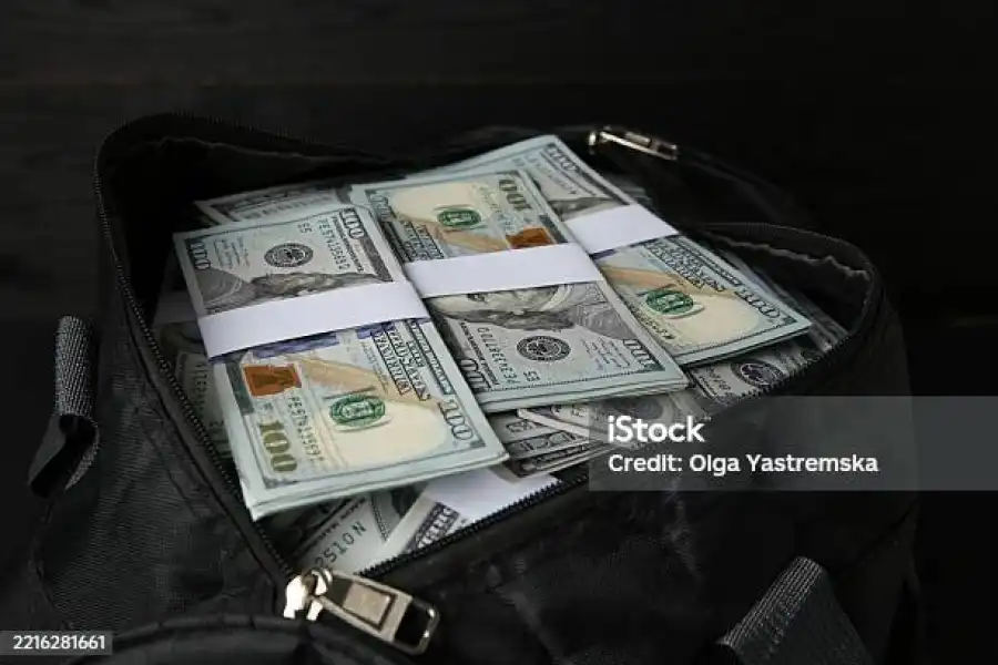 Гражданам Узбекистана вернули половину от контрабандных долларов 