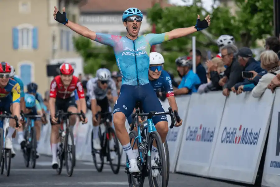 Лудовико Меллано из XDS Astana Development Team выиграл этап во Франции 