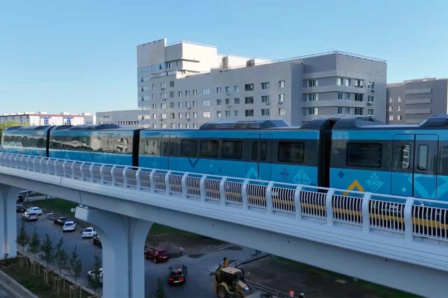 В Астане пустили по рельсам вагоны LRT 