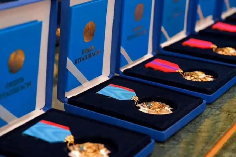 Президент Казахстана наградил госнаградами группу казахстанцев и военнослужащих 