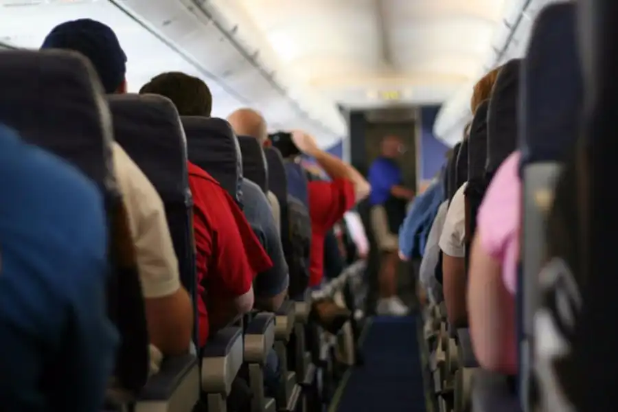 Летевших с зараженным коронавирусом казахстанцем пассажиров отправят на карантин 