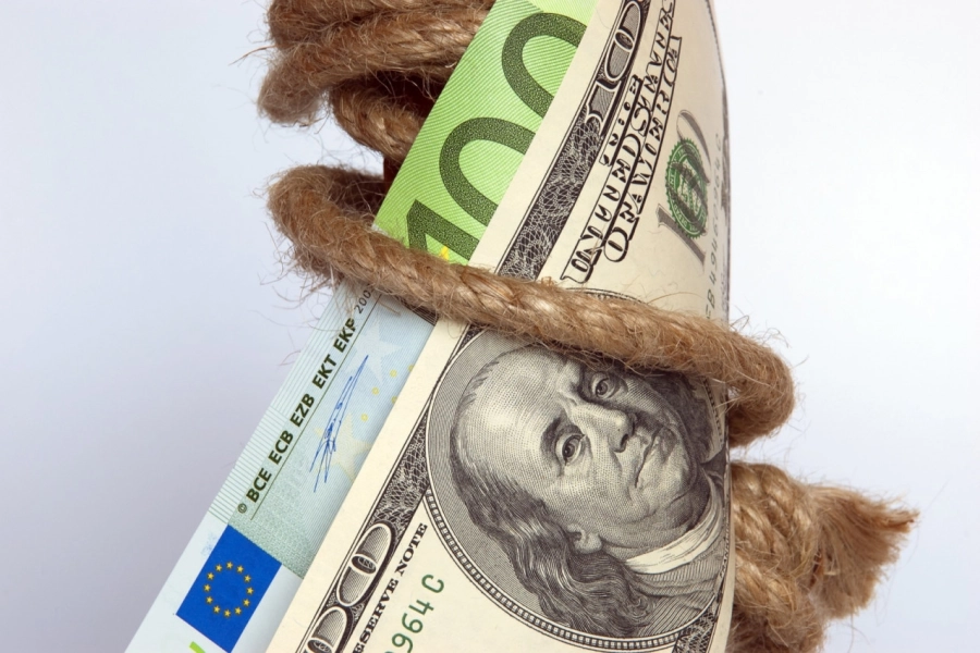 В Казахстане курс доллара сравнялся с курсом евро 
