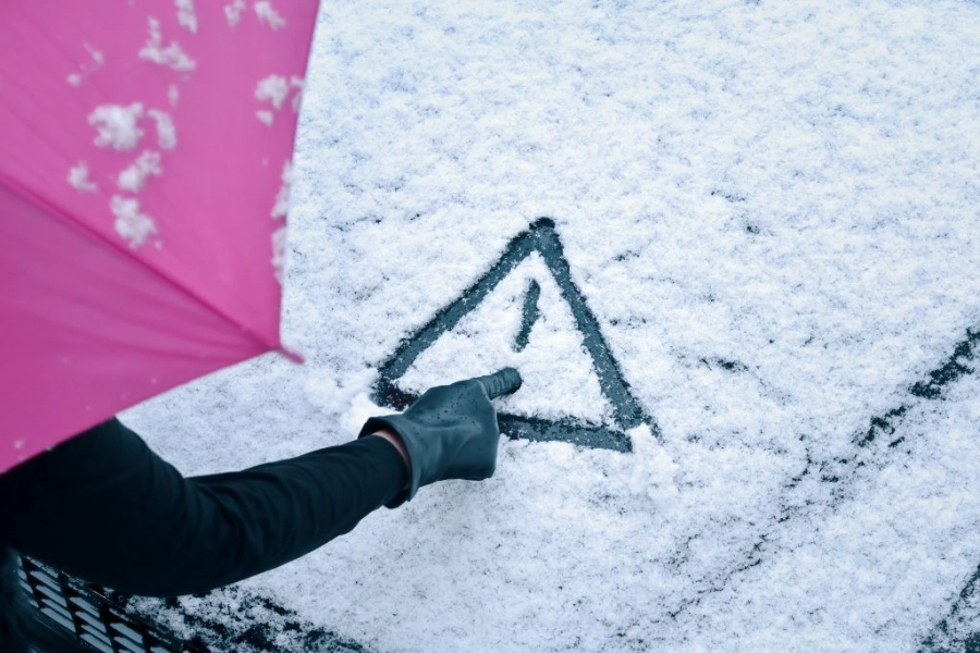 Полиция Алматы призвала к осторожности на дорогах из-за снегопада 