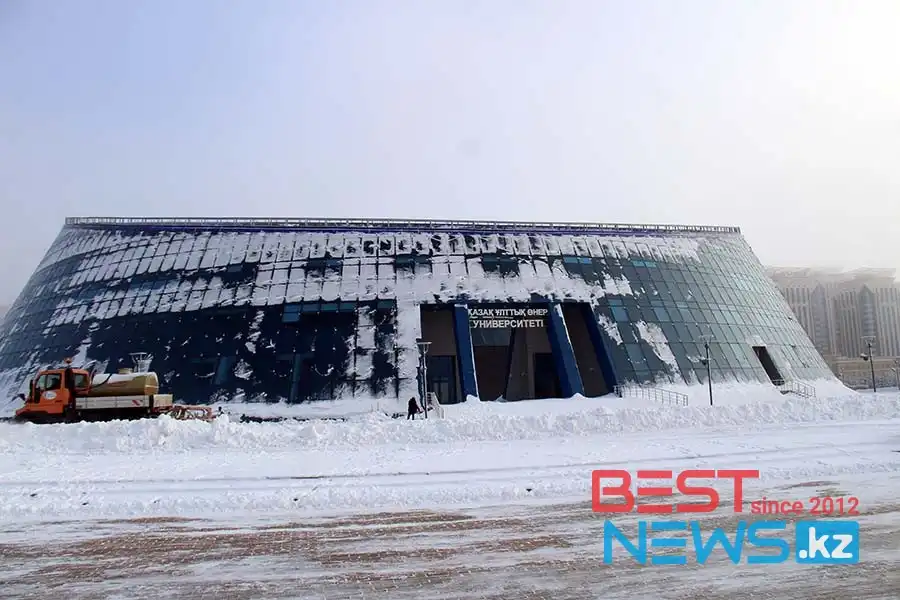 После публикации Bestnews.kz началась уборка снега перед университетом "Шабыт" 