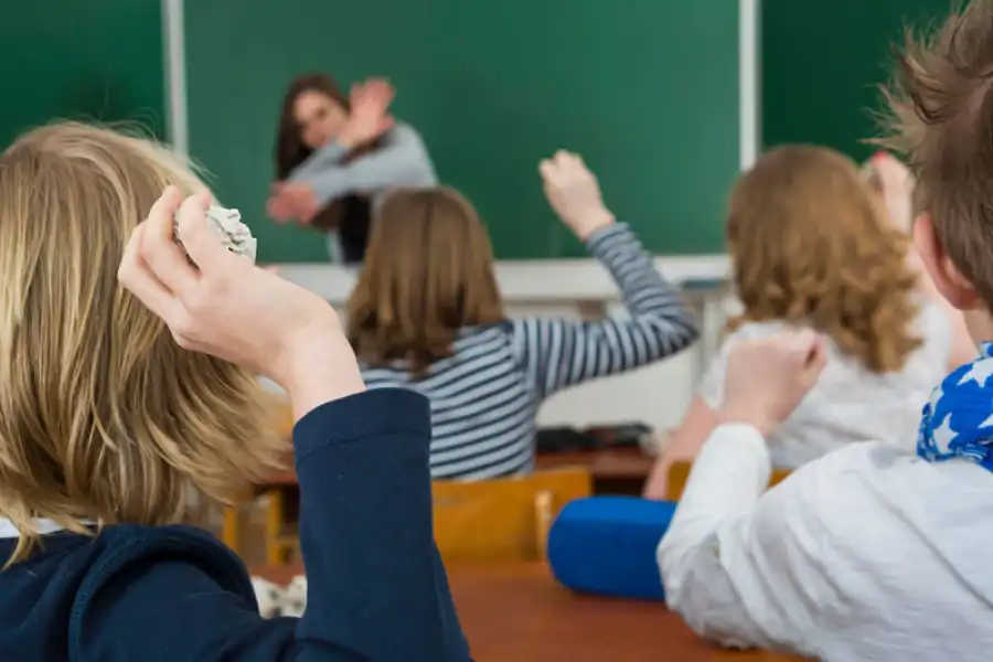 Депутат Жумадильдаева предложила мораторий на негативы об учителях и школах 