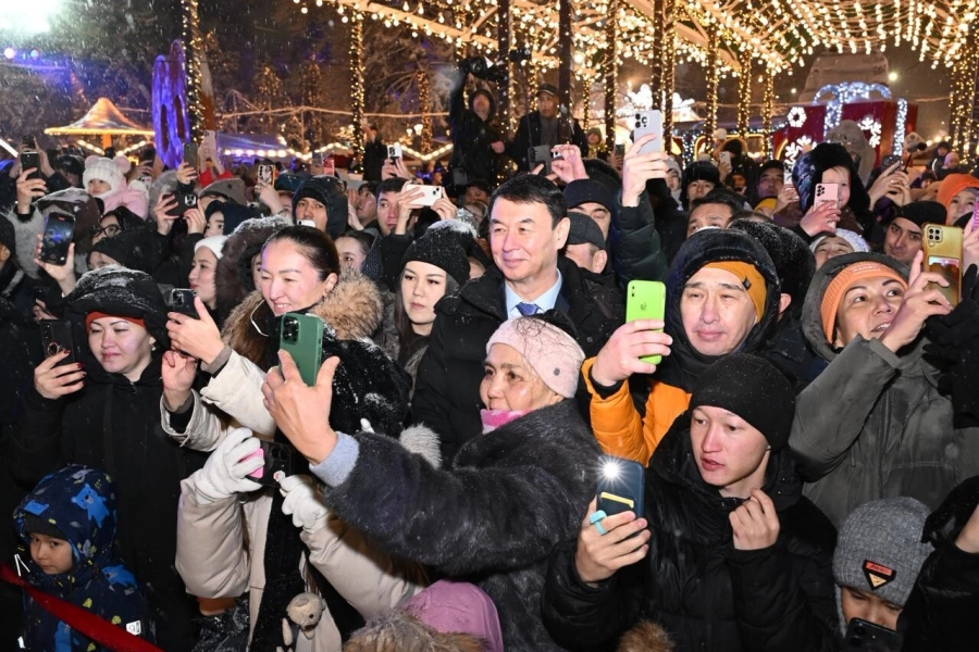 Алматы стал первым городом, где зажгли новогодние ёлки 