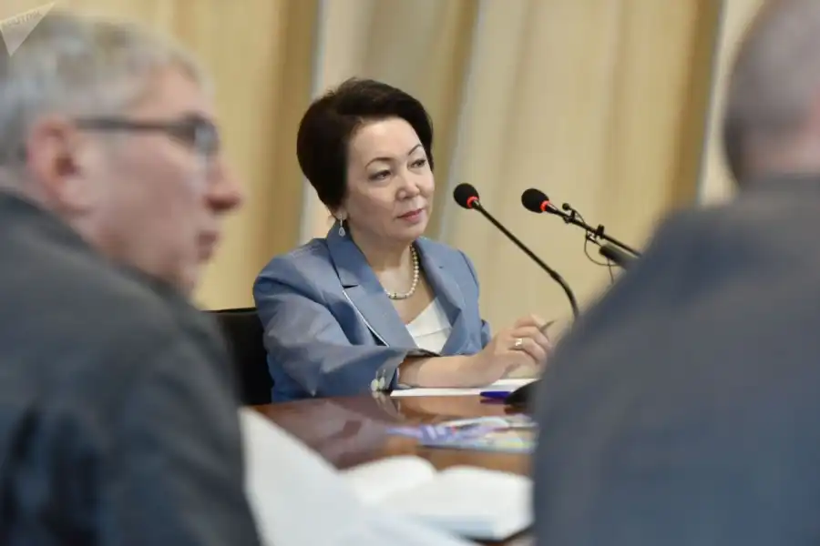 Запрос Дании Еспаевой: «Официантки должны драться с мужиками?...» 