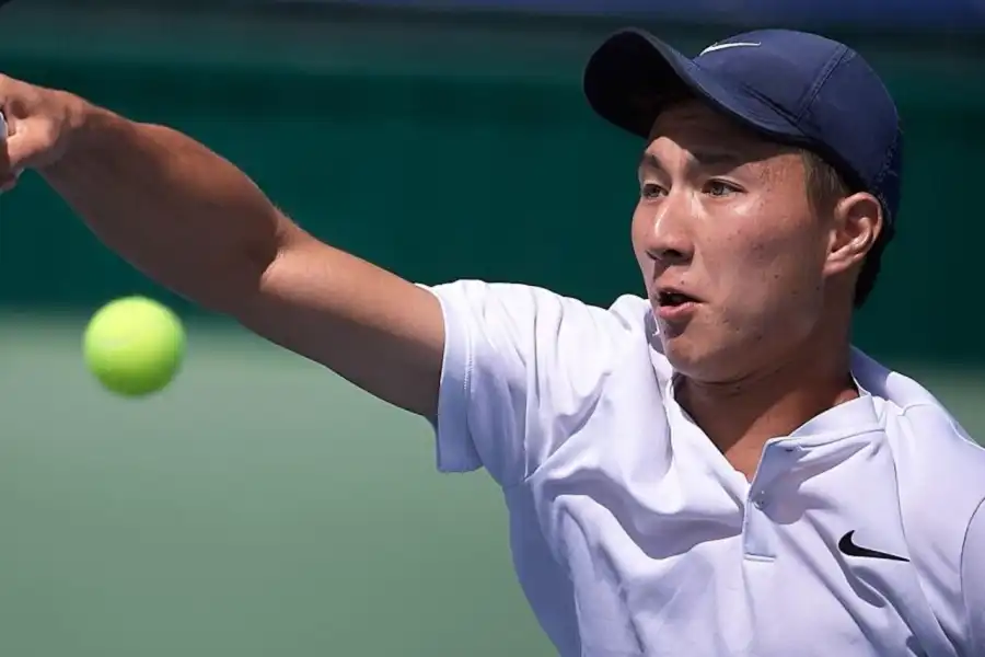 Жукаев не смог обыграть Коболли на Уимблдоне 