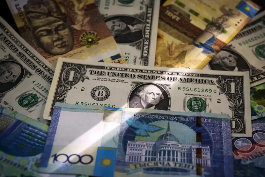 Нацбанк: с октября по ноябрь нацвалюта ослабла до 388,74 тенге за доллар 