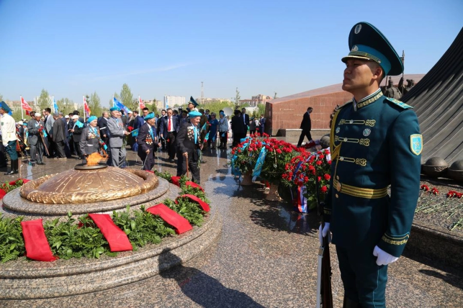 В Нур-Султане и Алматы оркестры поздравляют ветеранов во дворах домов 