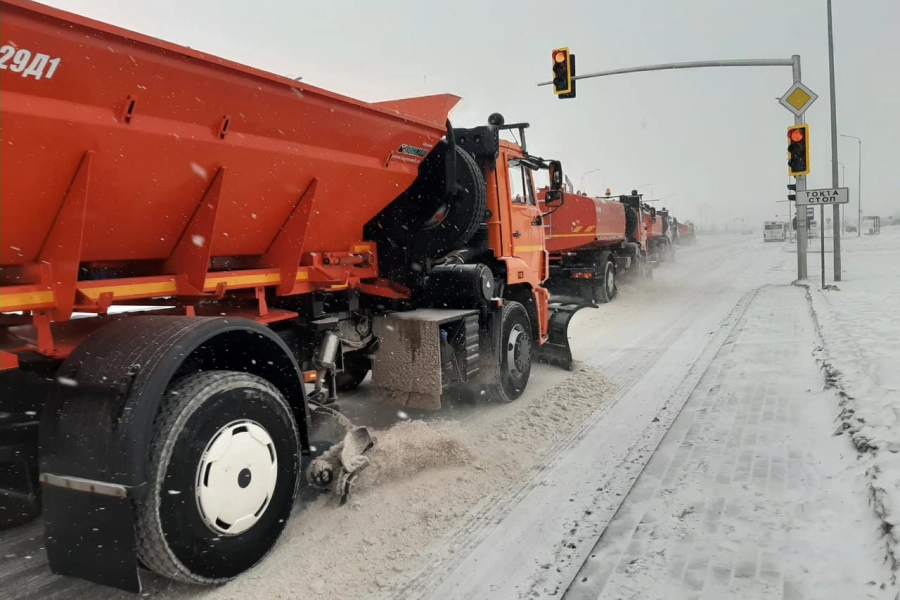 В столице 2000 дорожных рабочих убирают снег 
