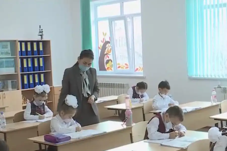 В Казахстане школьникам и студентам разрешили вернуться в школы и вузы 