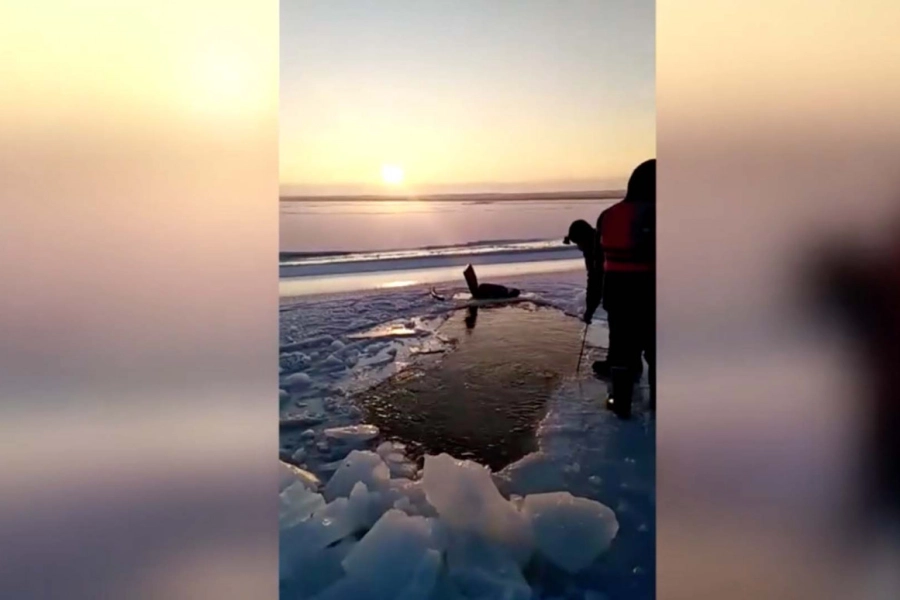 Спасатели показали, как вытаскивали со дна утонувших рыбаков на озере Камбаш 