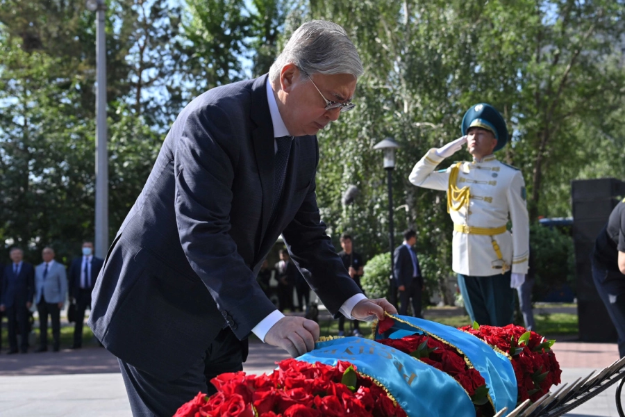 Президент Казахстана возложил венки к мемориалу жертв политических репрессий и голода 