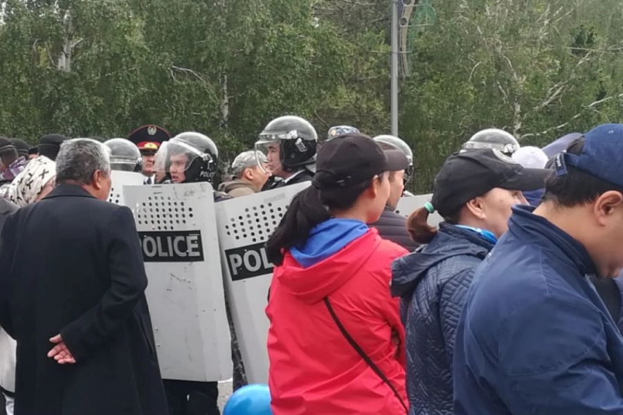 "Штраф или 10 суток": Парламент разрешил штрафовать казахстанцев за участие детей в незаконных митингах 