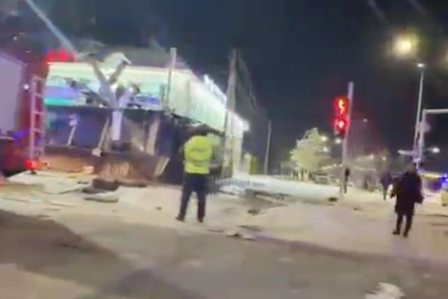 В Астане пожарные вынесли 5 газбаллонов из горевшей тандырной 