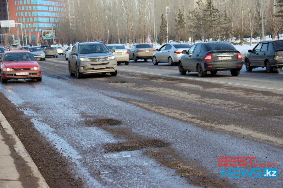 Асфальт подтаял: водители в Нур-Султане вынуждены совершать небезопасные маневры 