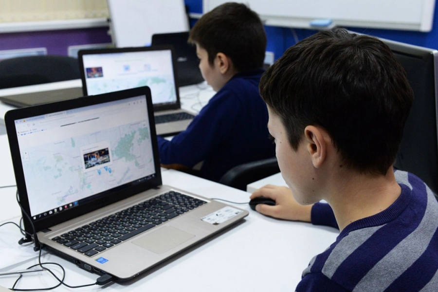 Цифра дня: Дети из нуждающихся семей получат 500 тысяч компьютеров перед 1 сентября 