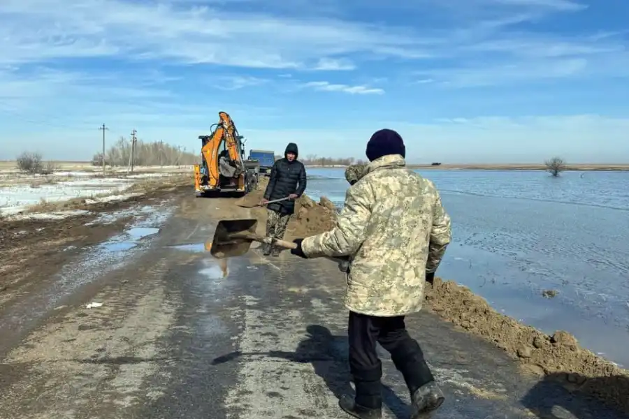 В Павлодарской области откачивают воду из подтопленных районов 