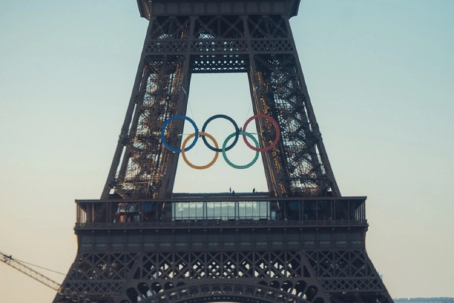 Как меняют цвета олимпийские кольца на Эйфелевой башне 