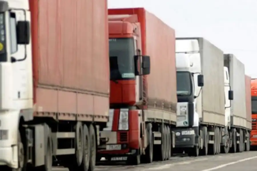 На казахстанско-кыргызской границе возникли заторы: причина - в проверках 