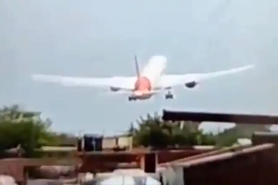 После падения самолета в Индии сообщается о 133 погибших 