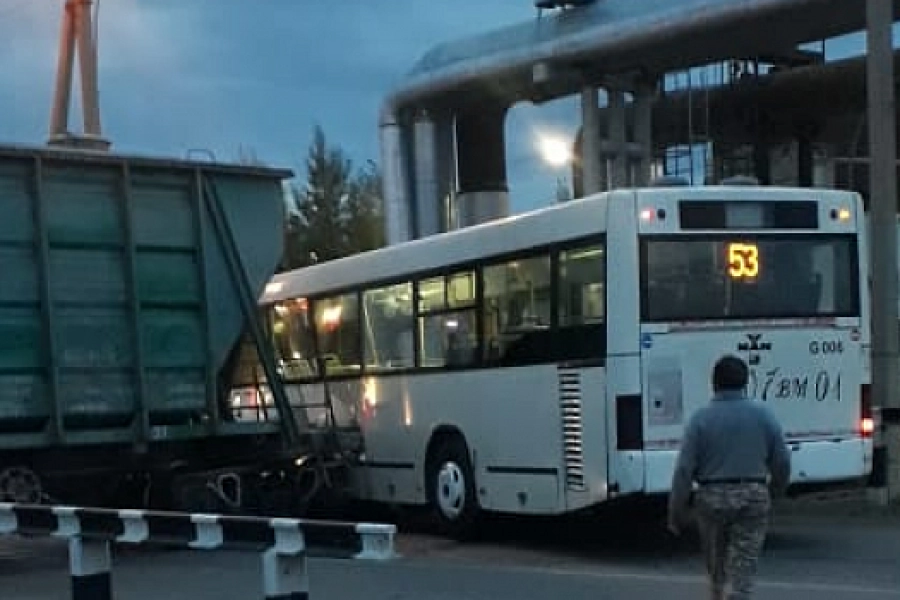 В столице автобус столкнулся с тепловозом 