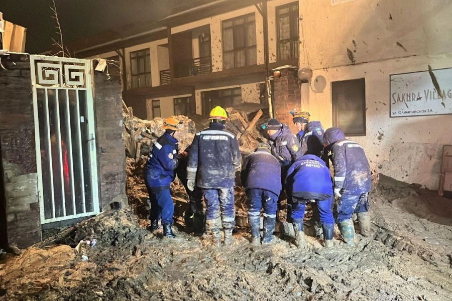 В Алматы сошедшая оплывина повредила дома, спасатели ищут пропавших людей 