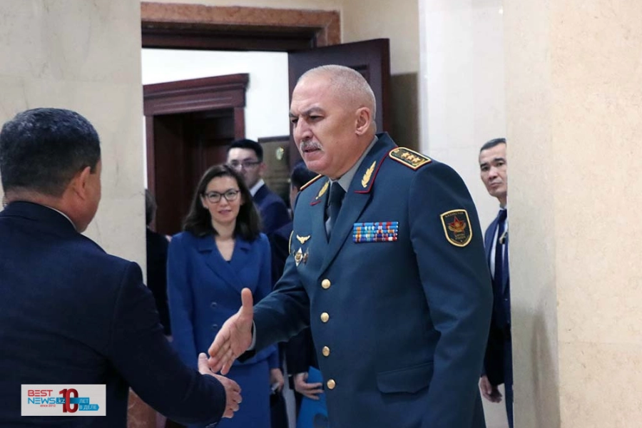«Высшему составу некогда играть»: министр обороны Казахстана о военных в казино 