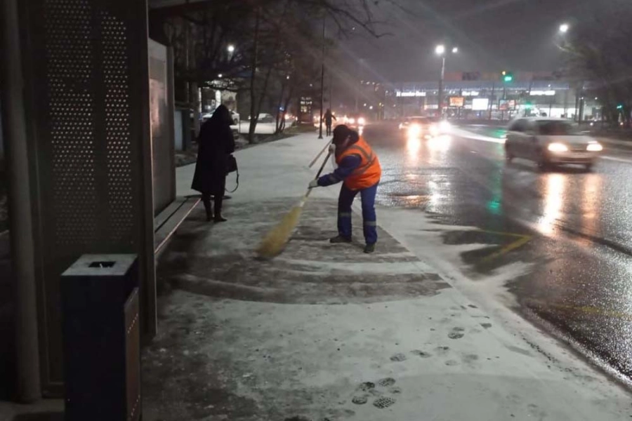 В Алматы начался снегопад, ведется уборка улиц 