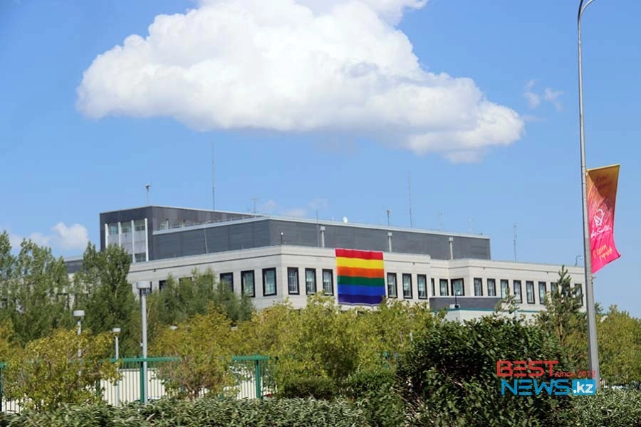"За права ЛГБТ": в Нур-Султане на здании посольства США снова висит радужный флаг 