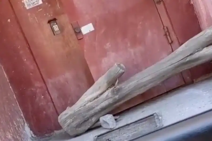 В Темиртау дверь в карантинный подъезд завалили бревном, полиция начала проверку 