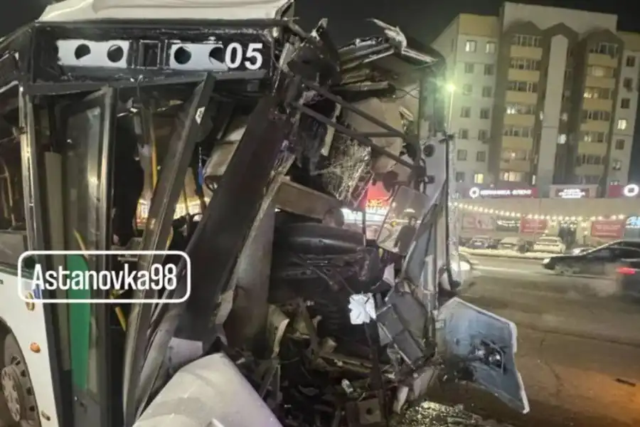 Астана: Автобус врезался в столб, одному из пассажиров сделали экстренную операцию 