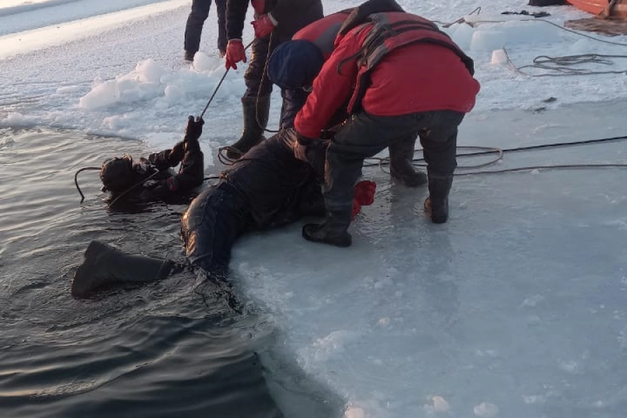 Жуткое фото: в Кызылординской области авто провалилось под лёд, четверо утонули 