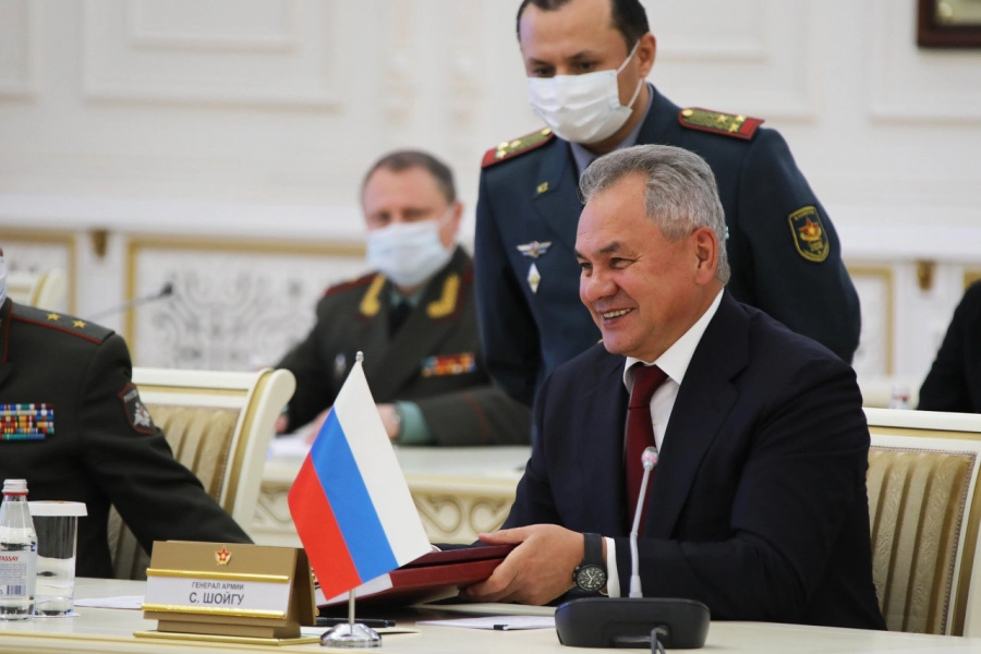Шойгу был в «гражданке»: министра обороны России наградили орденом «Достық» 