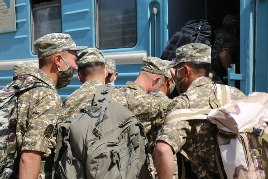 "Дембель": Токаев подписал указ об увольнении в запас военнослужащих    