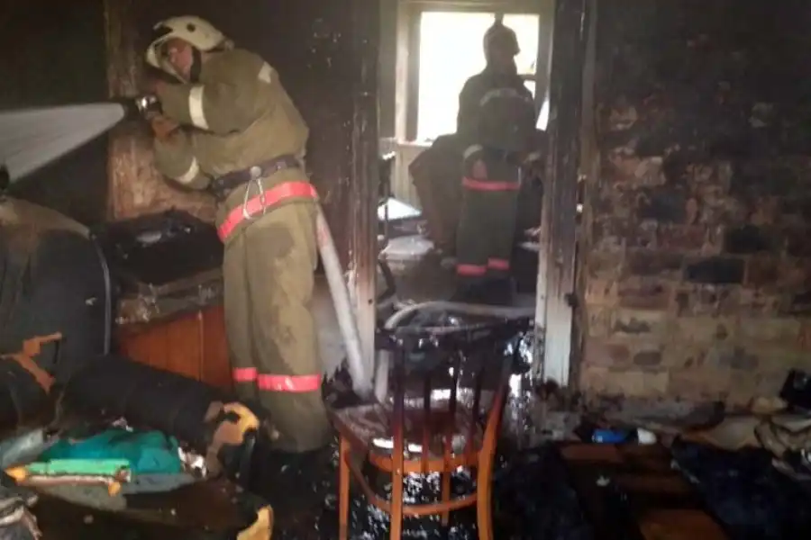 В Степногорске пожарные помогли спасти из горевшей квартиры женщину-инвалида 