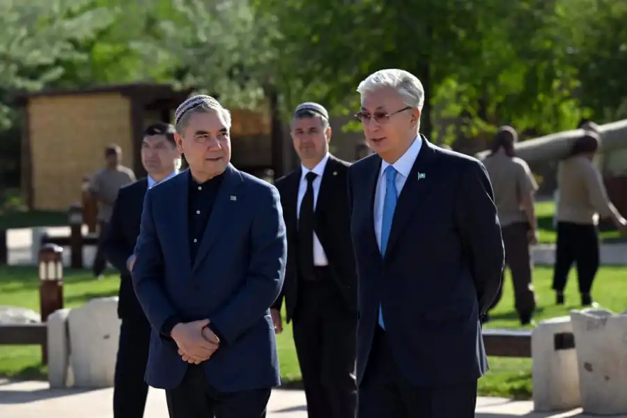 Касым-Жомарт Токаев и Гурбангулы Бердымухамедов посетили мавзолей и восточный базар 