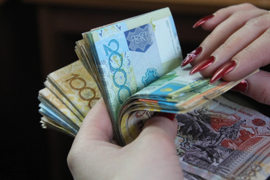 В Степногорске директор отделения и кассир вынесли из банка 255 млн тенге 