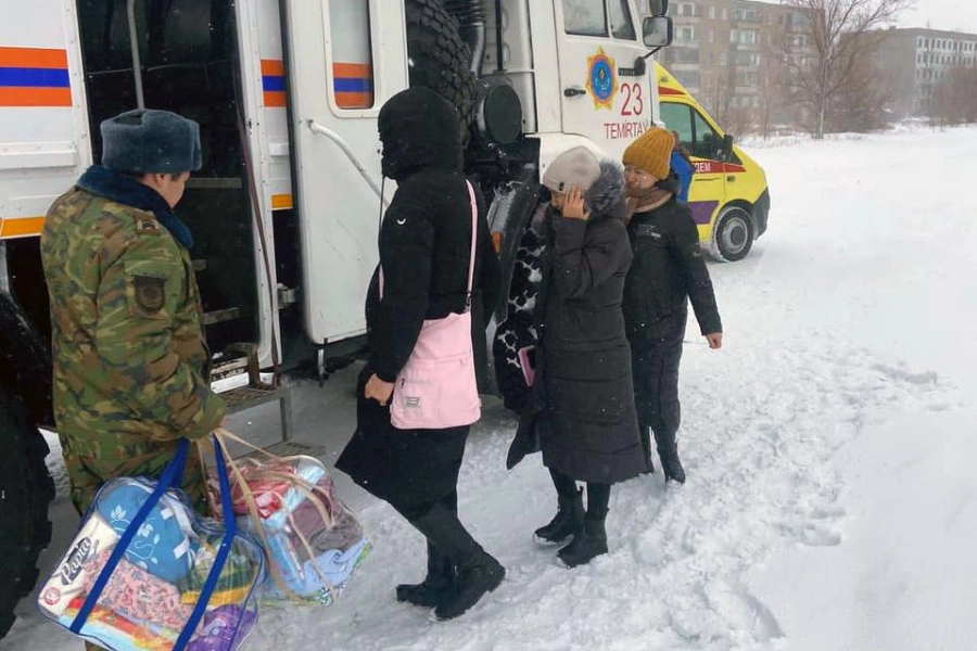 В Казахстане временно закрыты 127 участков автодорог и эвакуируются люди 