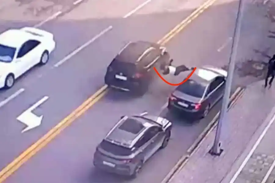 Мужчина чудом не погиб после страшного удара Nissan в Астане 