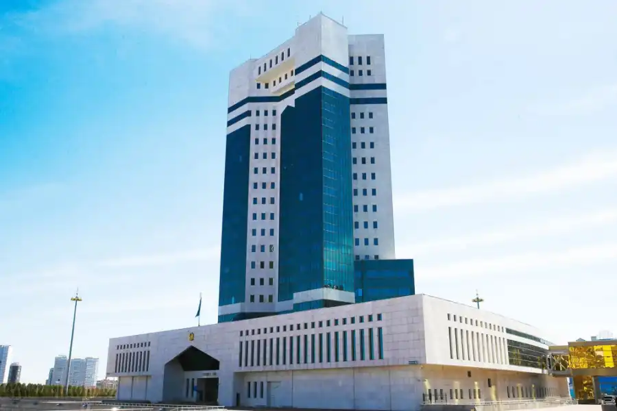 Правительству Казахстана разрешат принимать временные постановления, имеющие силу закона – Мусин 