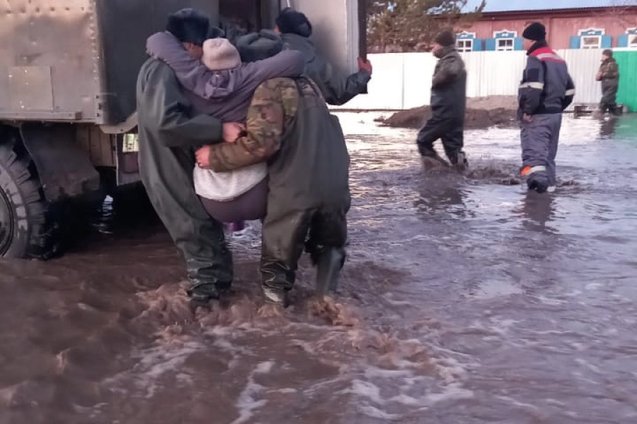 Спасатели эвакуируют население села Новопокровка в ВКО 