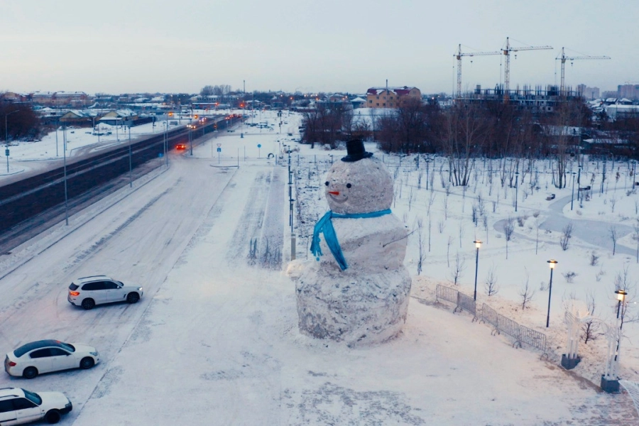 Бесплатный рекорд: гигантского снеговика установили в Нур-Султане 