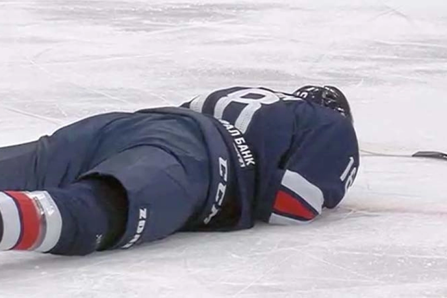Игрок сборной Казахстана получил удар в голову и с трудом встал со льда - видео 