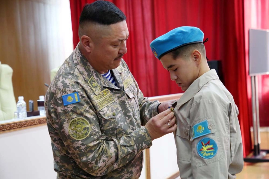Настоящий Герой: подростку, спасшего десятки пассажиров, вручили медаль в Минобороны Казахстана 