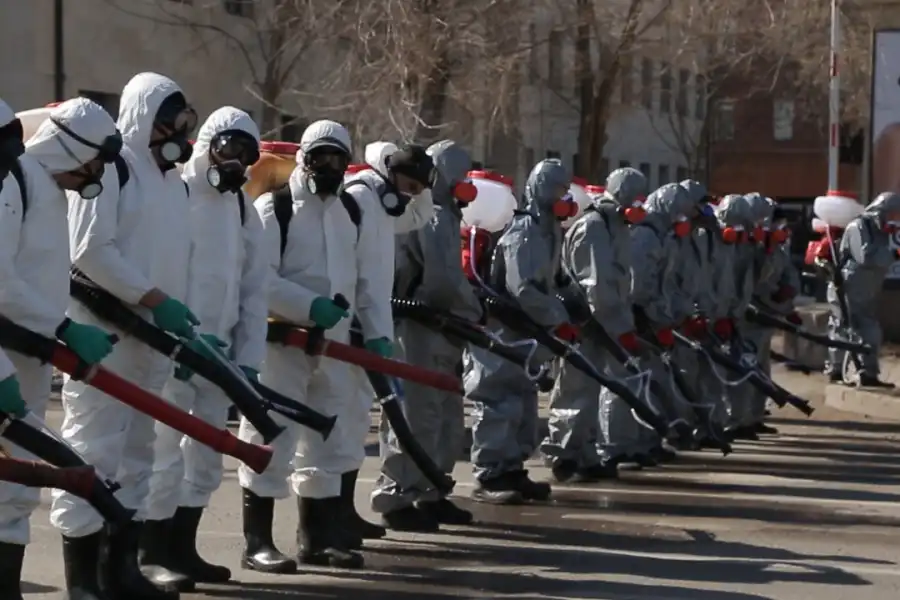 Шли строем и поливали: работа дезинфекторов шокировала астанчан  